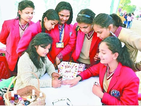 Haldwani nail decorations
